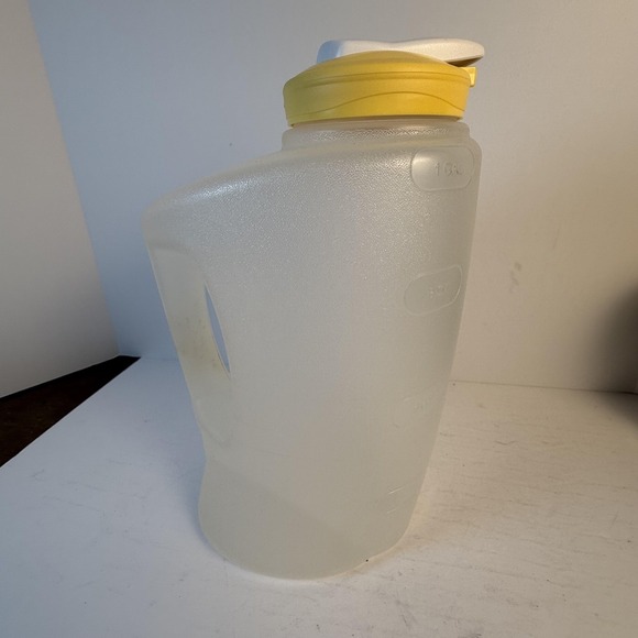 Rubbermaid Clear Frosted Plastic Drink Jug Pitcher 1 Gallon Yellow Lid Made USA - Picture 6 of 15
